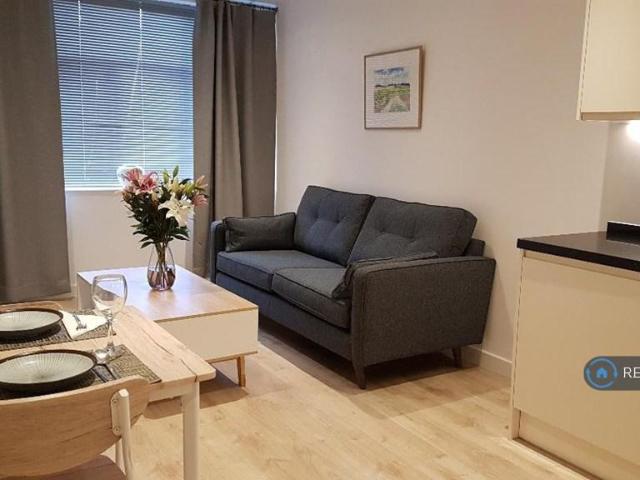 Flat for rent in The Image, Pouchen End