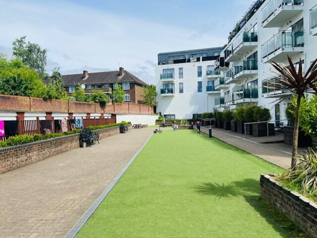 Flat for rent in Northwood, Greater London