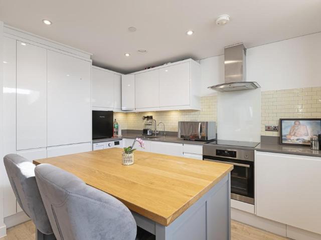Flat for rent in Little Stanmore, Greater London