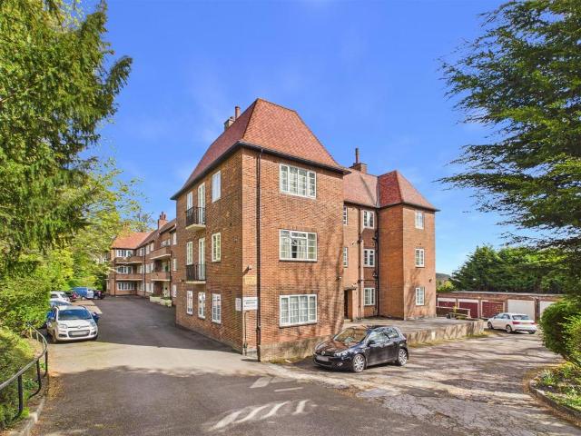 Flat for rent in Stumperlowe, Fulwood