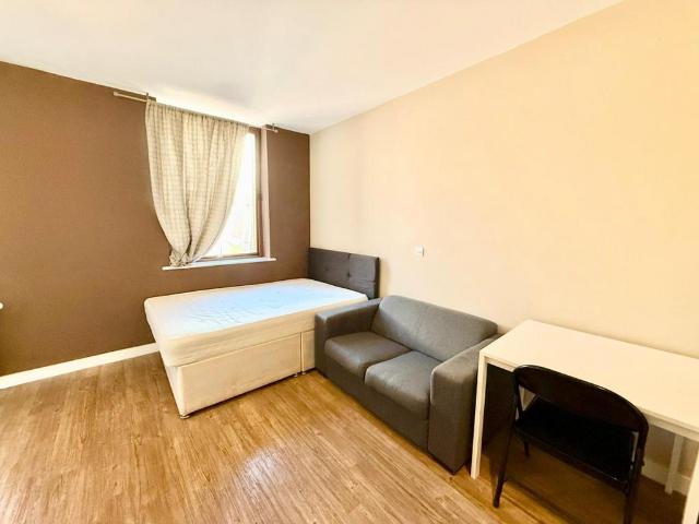 Flat for rent in Calderstones