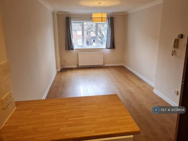 Apartment for rent in Knowle Green, Lower Halliford