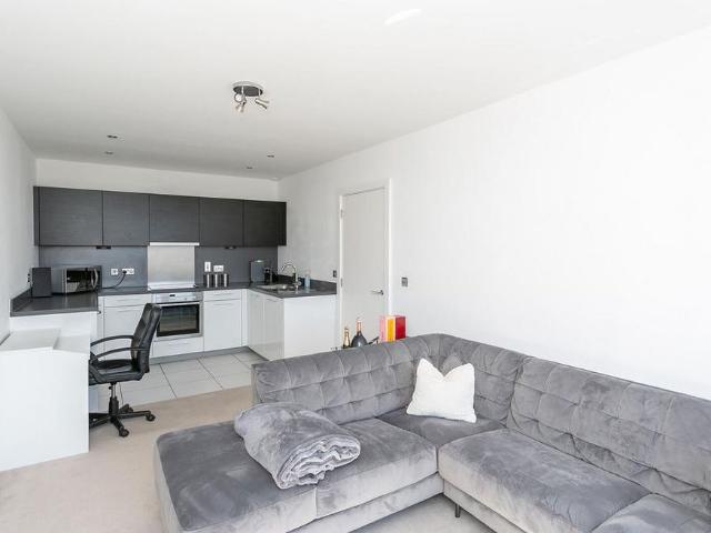 Apartment for rent in Moorend, Pouchen End