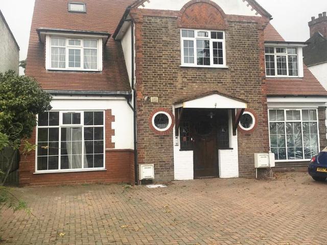 Flat for rent in London Borough of Ealing, Greater London