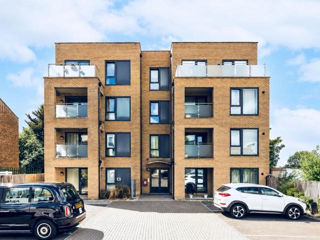 Flat for rent in Edgebury, Greater London