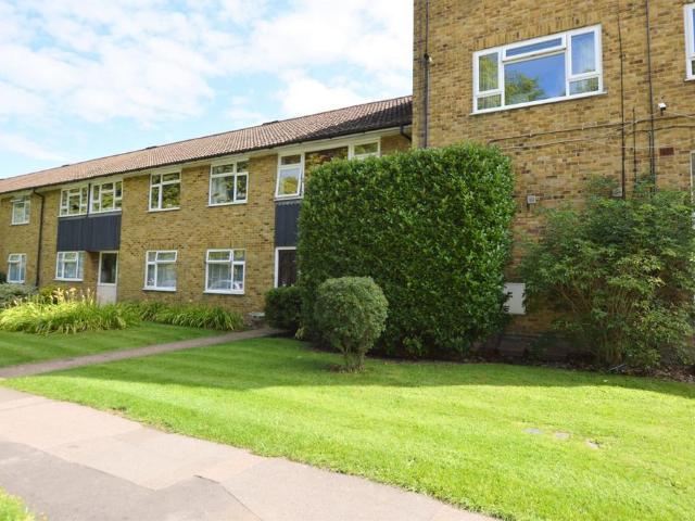 Flat for rent in Pachesham Park, Surrey
