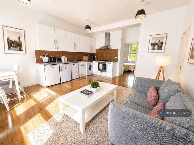 Apartment for rent in London Borough of Merton, Raynes Park