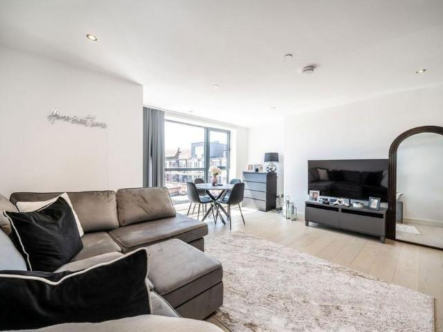 Apartment for rent in Blackhills, Surrey