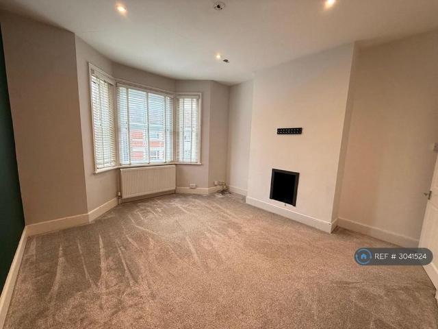 Apartment for rent in Perryfields, West Sussex