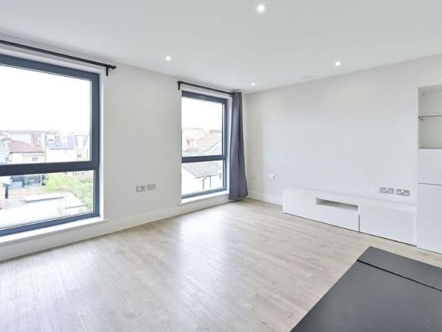 Apartment for rent in London Borough of Merton, Merton Park