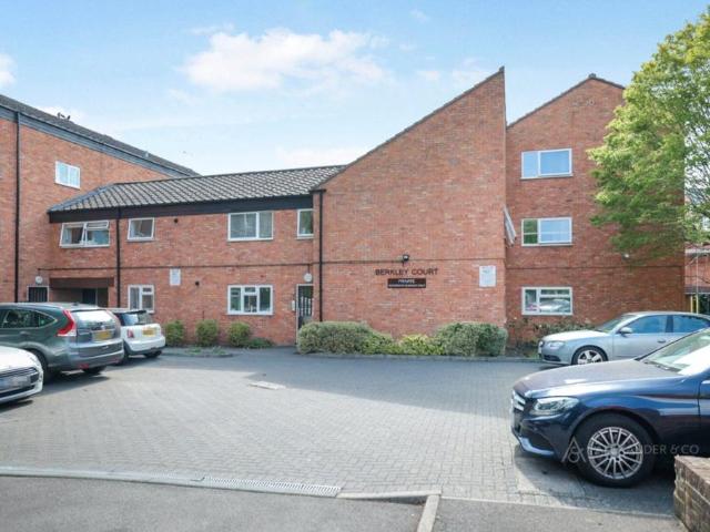 Flat for rent in Ashlyns Estate, Pouchen End
