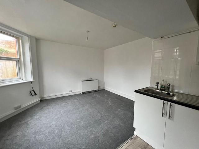 Apartment for rent in Roselands, Eastbourne