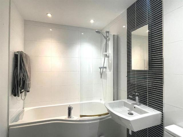 Flat for rent in Red Hill, Surrey
