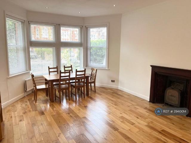 Flat for rent in Mapesbury, Greater London