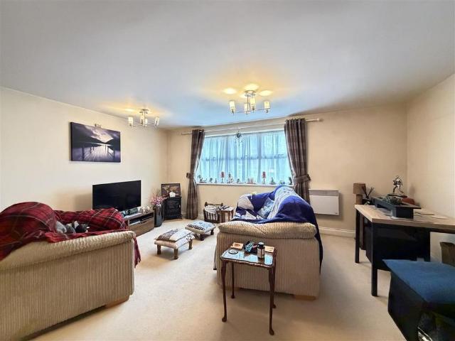 Apartment for rent in Woodloes Park, Green Close