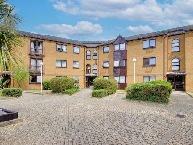 Flat for rent in Bullsmoor, Greater London