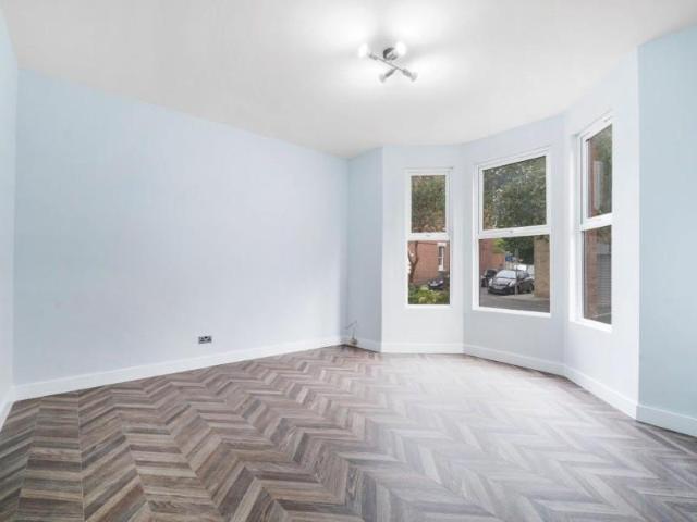 Flat for rent in North Sheen, Greater London