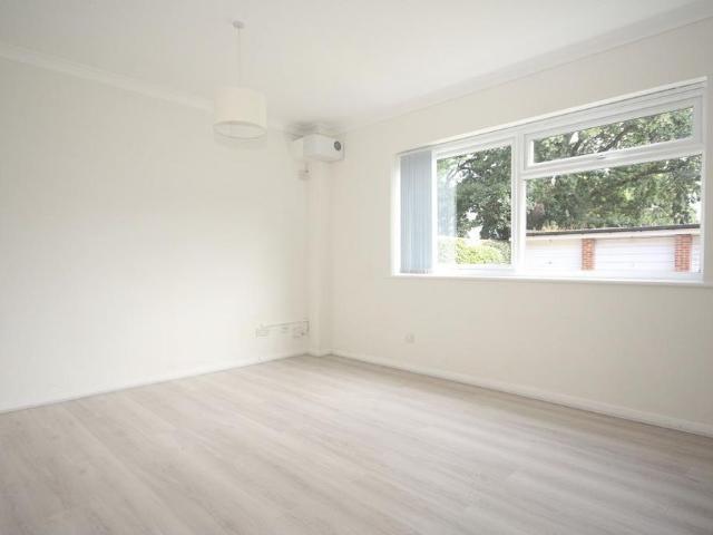 Apartment for rent in Horsell, Woking