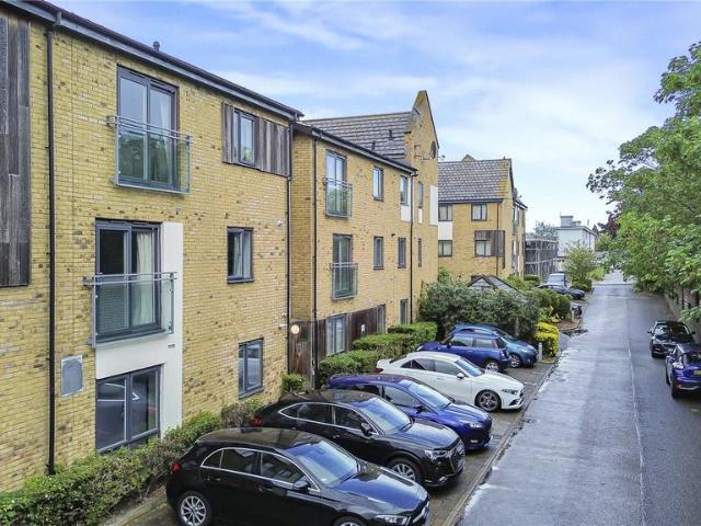 Flat for rent in Fleet Estate, Monks Orchard