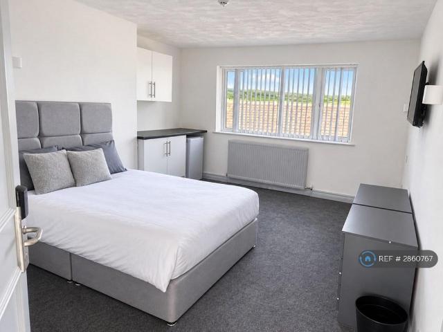 Flat for rent in Denshaw, Oldham