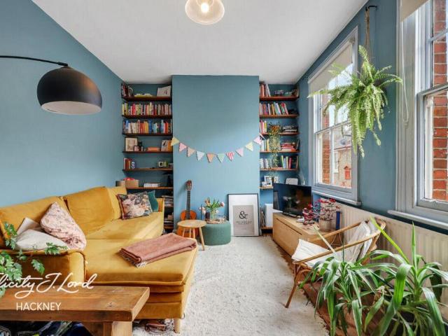 Flat for rent in Shacklewell, Greater London
