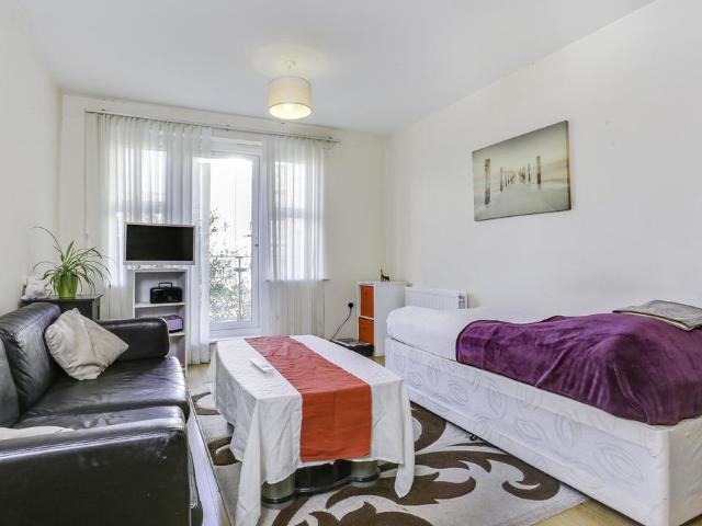 Flat for rent in Lane, Greater London