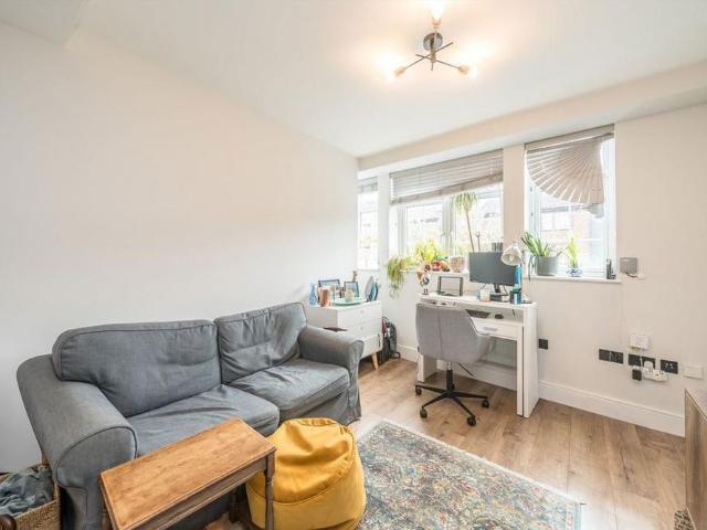 Apartment for rent in Strawberry Hill, Greater London