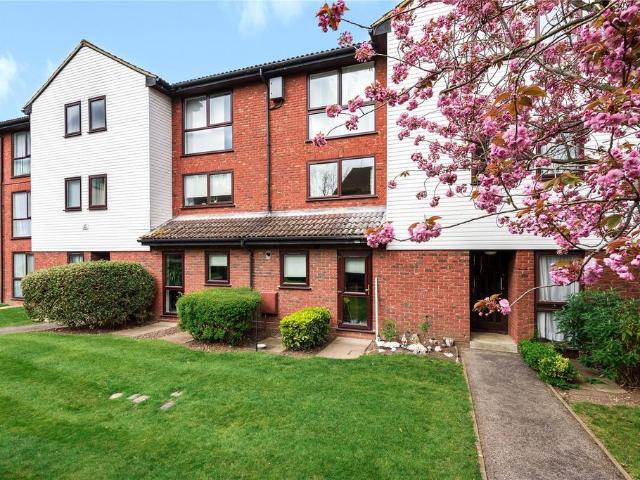Flat for rent in Shepperton, Spelthorne