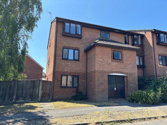 Flat for rent in Row Town, Surrey
