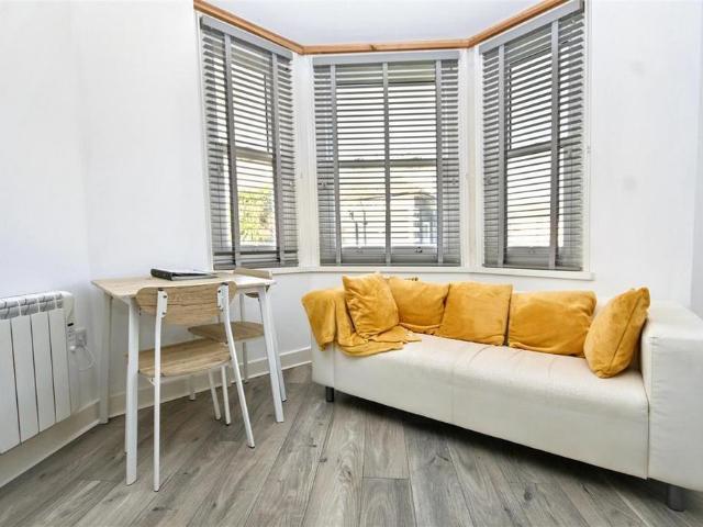 Apartment for rent in Roselands, Eastbourne