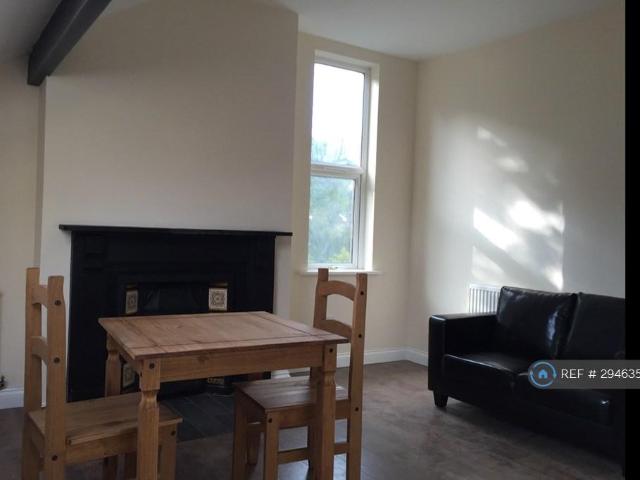 Flat for rent in Oakwood, West Yorkshire