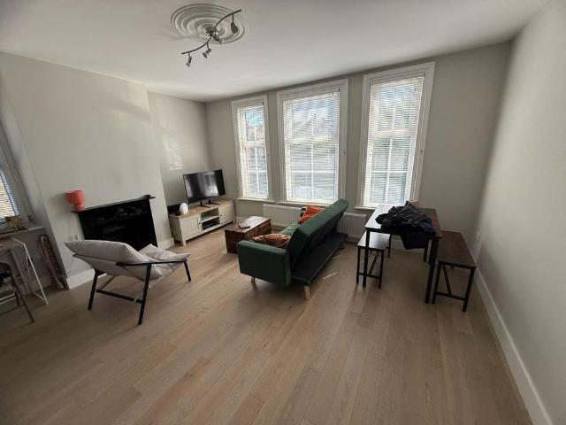 Apartment for rent in Strawberry Hill, Greater London