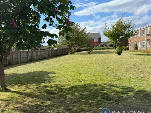 Flat for rent in East Chevington, Hadston