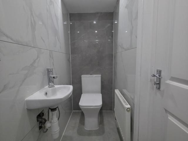 Flat for rent in Pentre, Ton Pentre