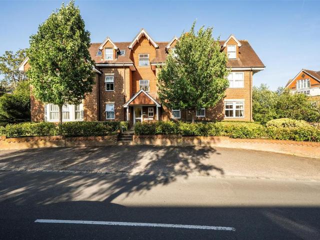 Flat for rent in Red Hill, Surrey