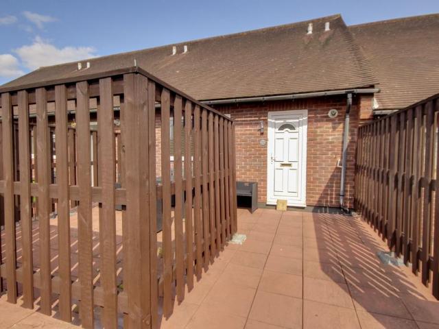 Flat for rent in Perryfields, West Sussex
