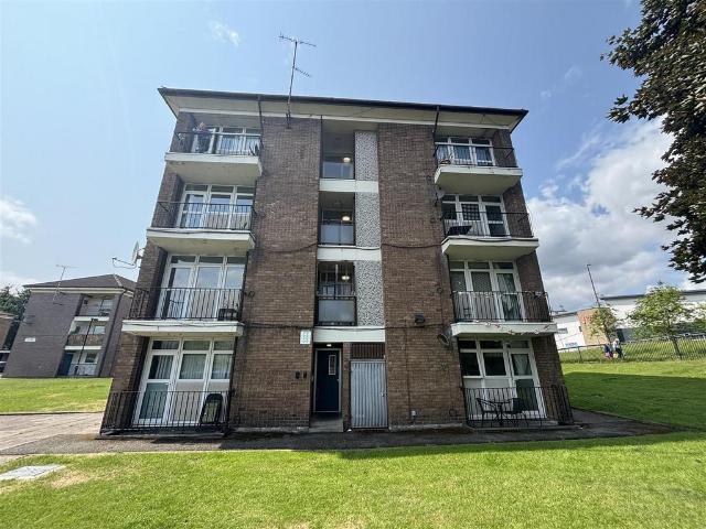 Flat for rent in Altrincham, Hale