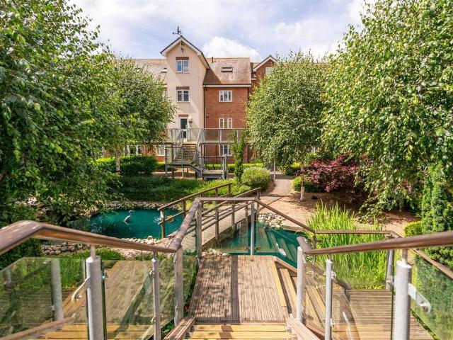 Flat for rent in Red Hill, Surrey
