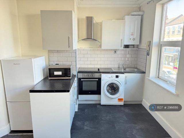 Flat for rent in Furzedown, Greater London