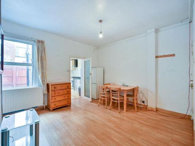 Apartment for rent in Summerstown, Greater London