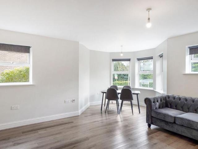 Apartment for rent in Row Town, Surrey