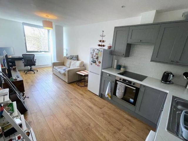 Apartment for rent in Perryfields, West Sussex