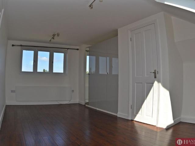 Flat for rent in Seven Kings, Greater London