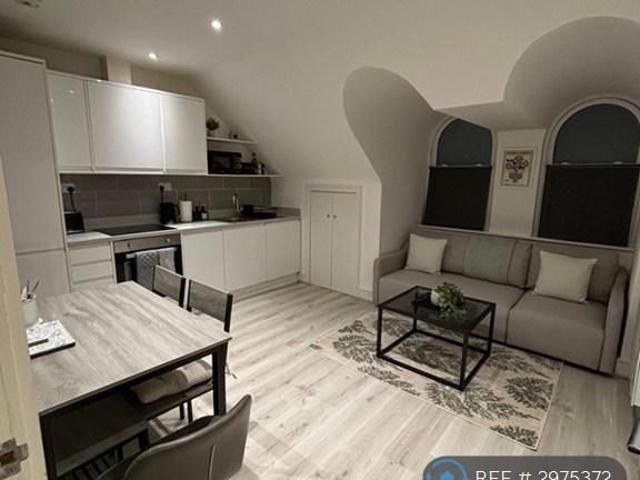 Apartment for rent in Row Town, Surrey