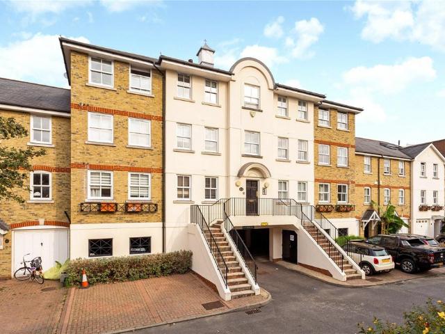 Flat for rent in St Margarets, Greater London
