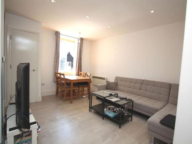 Apartment for rent in Woodcote, Epsom
