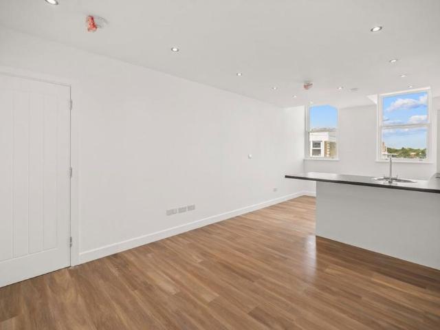 Apartment for rent in Walham Green, Greater London