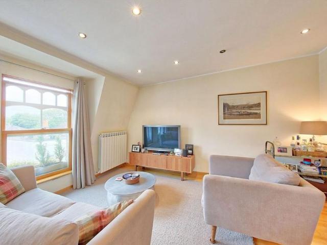 Apartment for rent in Strawberry Hill, Greater London