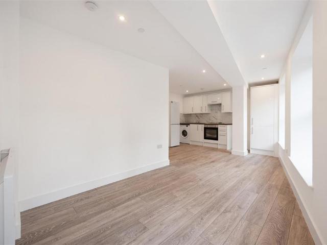 Flat for rent in Horsell, Woking