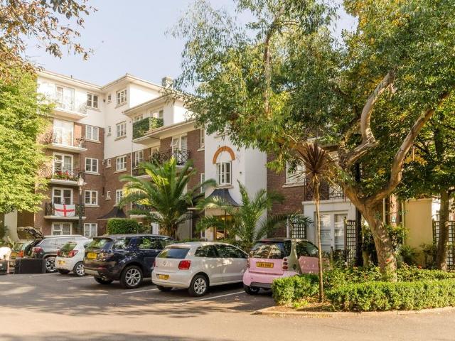 Flat for rent in West Kensington, Greater London